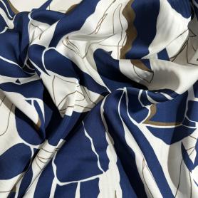 Вискоза синяя в цветочный принт (187353)