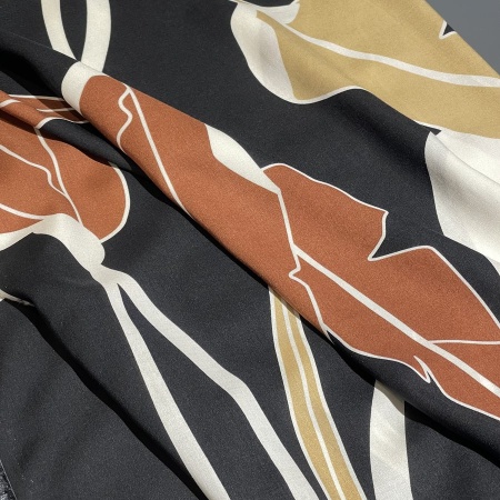 Вискоза черная с принтом листьев (178403)