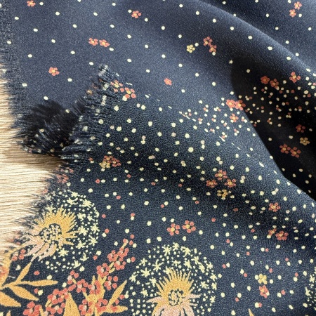 Вискоза черная в цветочный принт (158271)