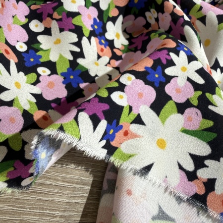 Вискоза черная в цветочный принт (150255)