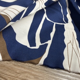 Вискоза синяя в цветочный принт (187353)