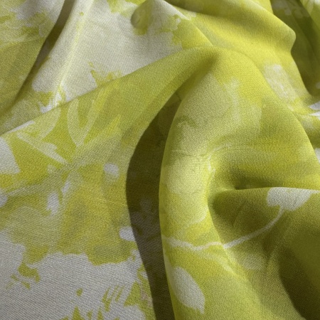 Вискоза зеленая в цветочный принт (181477)