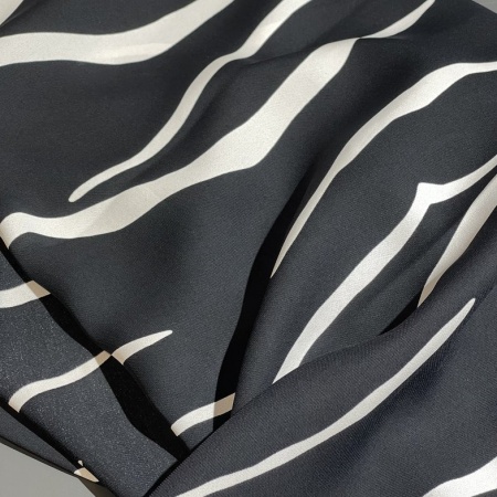 Вискоза черно-белая с анималистичным принтом (125702)