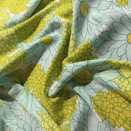Вискоза зеленая в цветочный принт (89578)