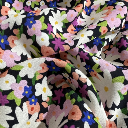 Вискоза черная в цветочный принт (150255)