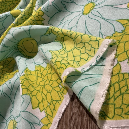 Вискоза зеленая в цветочный принт (89578)