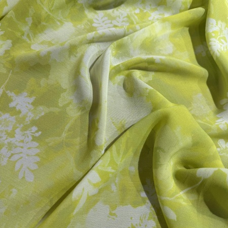 Вискоза зеленая в цветочный принт (181477)