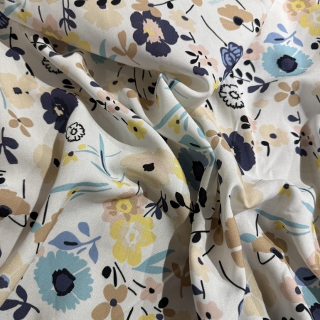 Вискоза молочная в цветочный принт (178481)