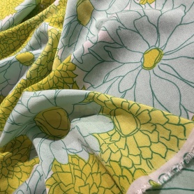 Вискоза зеленая в цветочный принт (89578)