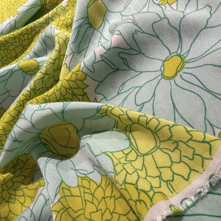 Вискоза зеленая в цветочный принт (89578)