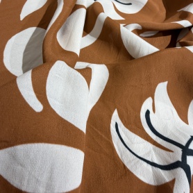 Вискоза коричневая в цветочный принт (122859)