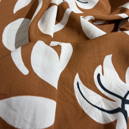 Вискоза коричневая в цветочный принт (122859)