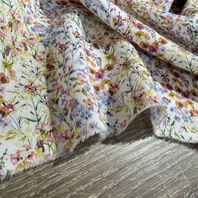 Вискоза молочная в цветочный принт (128796)