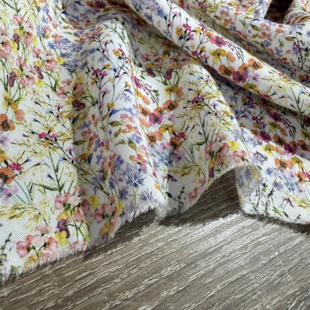 Вискоза молочная в цветочный принт (128796)