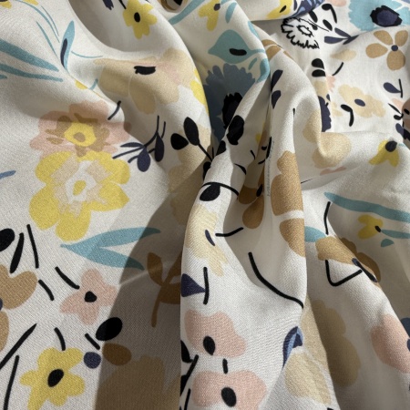 Вискоза молочная в цветочный принт (178481)