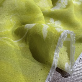 Вискоза зеленая в цветочный принт (181477)